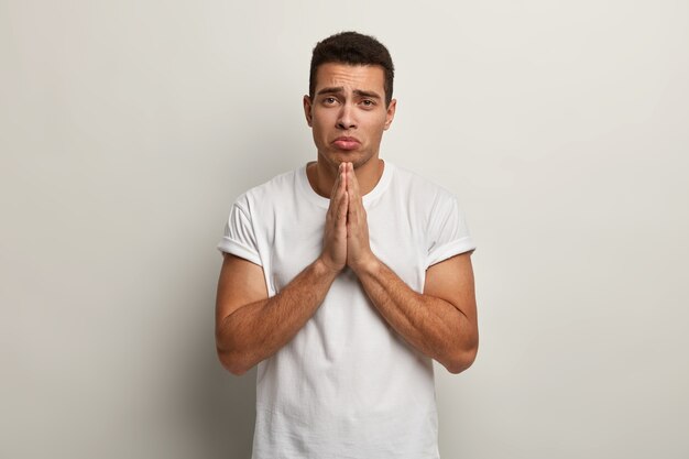 Brunet man wearing white T-shirt