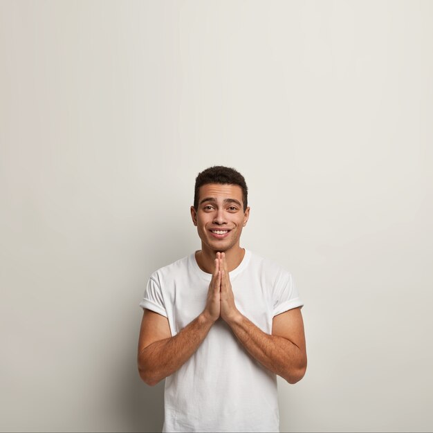 Brunet man wearing white T-shirt