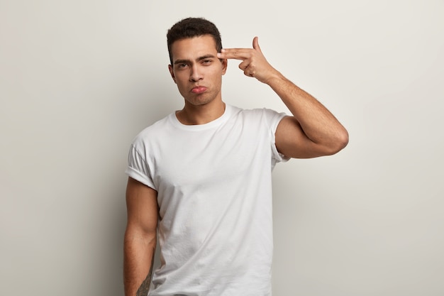 Brunet man wearing white T-shirt