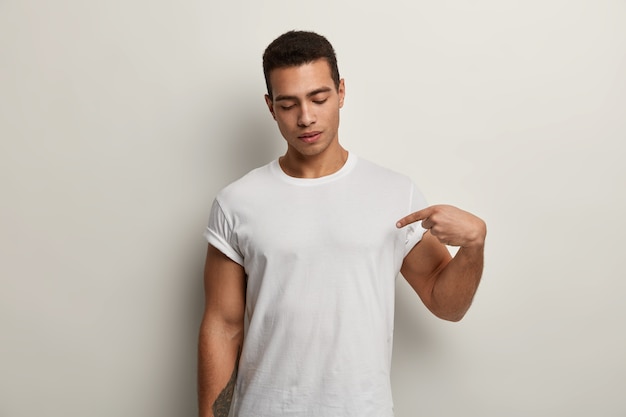 Brunet man wearing white T-shirt
