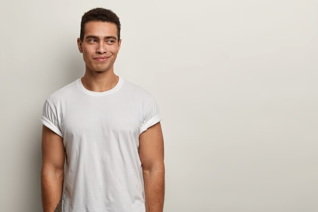 Brunet man wearing white T-shirt