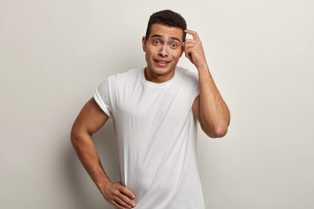 Brunet man wearing white T-shirt