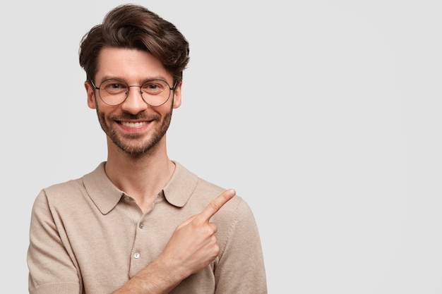 Brunet man with round eyeglasses