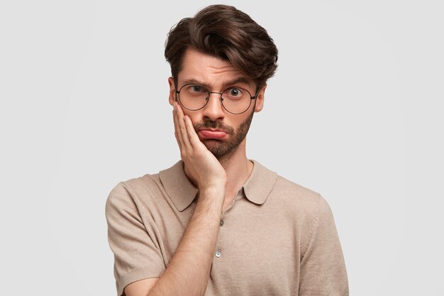 Brunet man with round eyeglasses