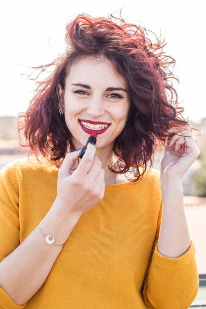 Brunette blogger doing her make up