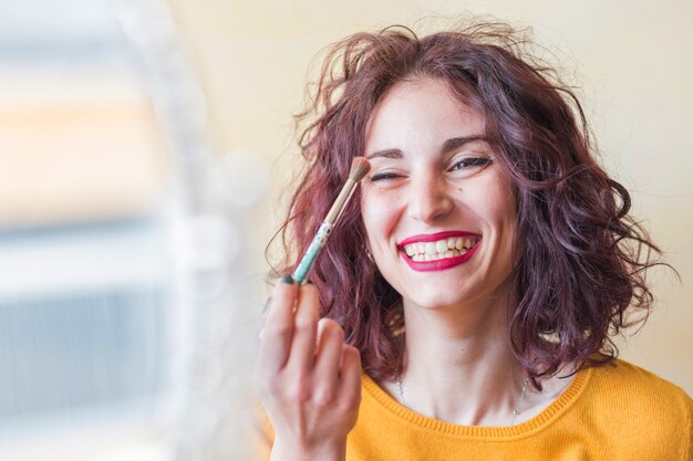 Брюнетка блоггер делает ее макияж