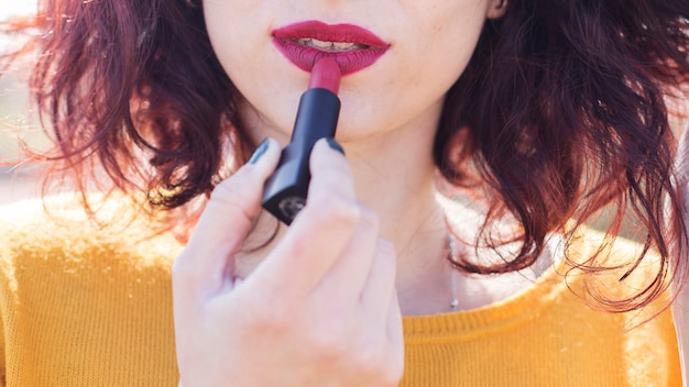 Free photo brunette blogger doing her make up