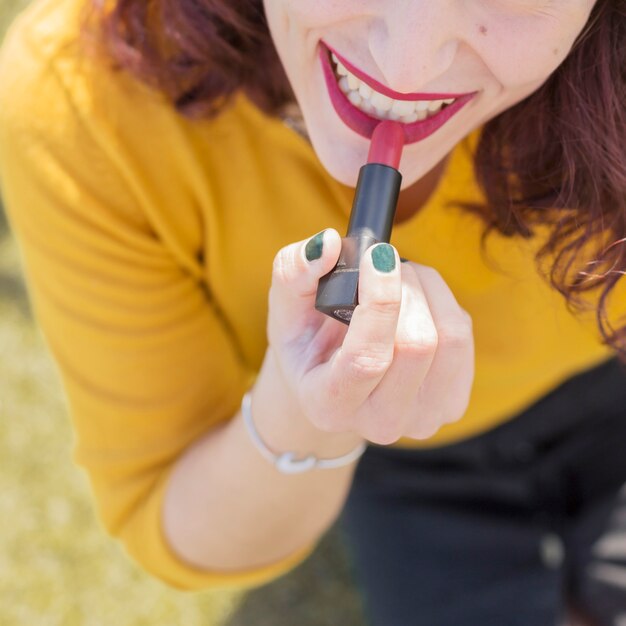 Brunette blogger doing her make up