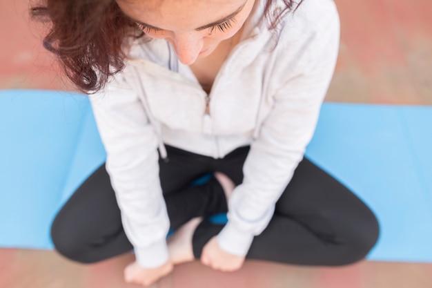 Free photo brunette blogger recording yoga routine