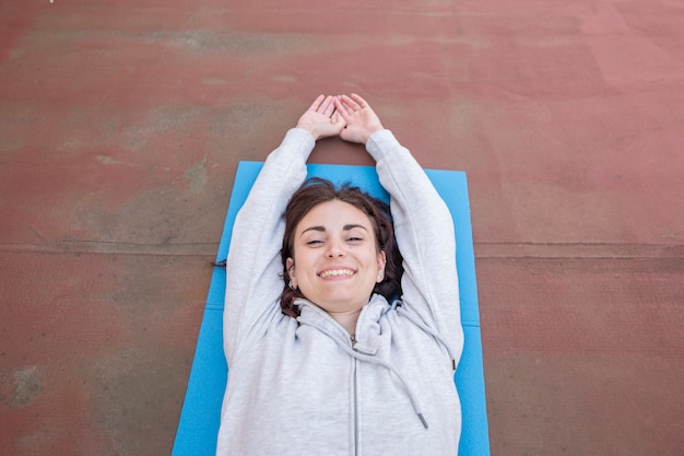 Foto gratuita blogger bruna che registra la routine di yoga