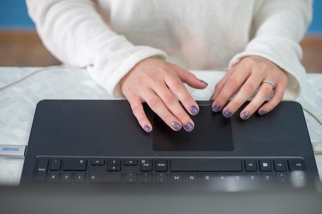 Blogger bruna scrivendo sul portatile