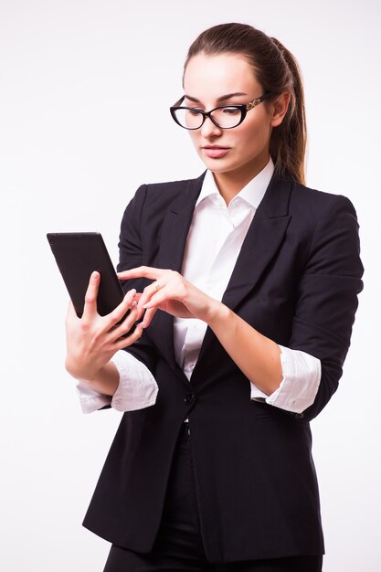 Брюнетка деловая женщина, читающая электронную книгу, планшетный ПК, ноутбук и синий костюм на белом