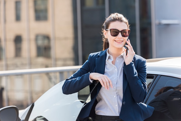 Free photo brunette businesswoman outdoors