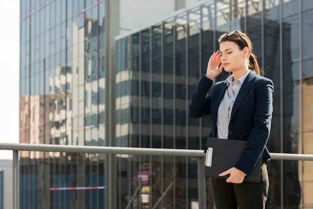 Free photo brunette businesswoman outdoors