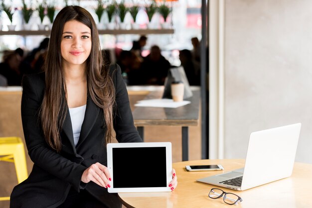 彼女のタブレットを示すブルネットの実業家