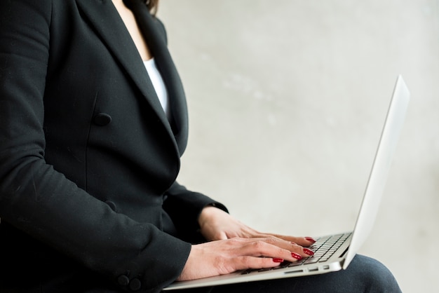 Brunette businesswoman sing laptop