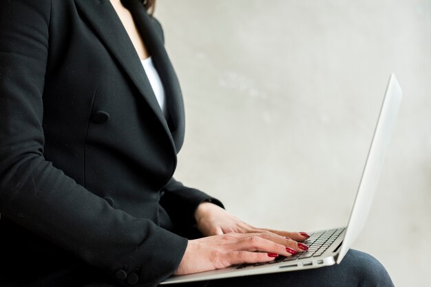 Brunette businesswoman sing laptop