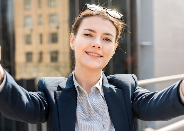 Foto gratuita bruna imprenditrice prendendo un selfie