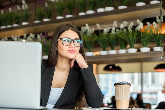 Foto gratuita pensiero della donna di affari del brunette