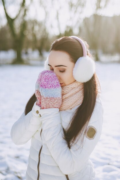 ブルネット魅力的な雪の女の子の女性