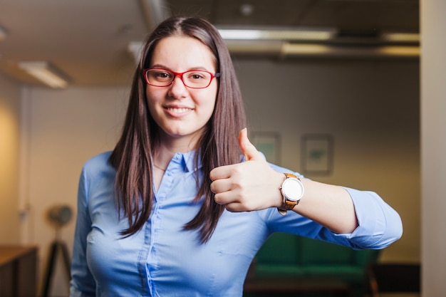 Free photo brunette girl giving thumb up