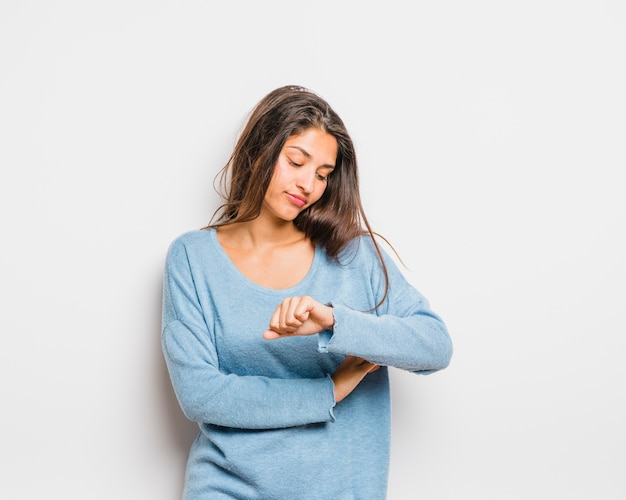 Foto gratuita ragazza bruna in posa con maglione blu