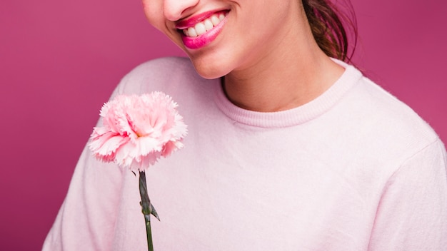 Free photo brunette girl posing with carnation