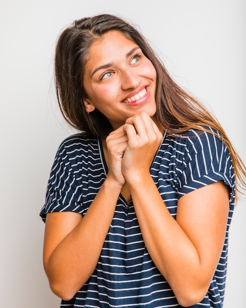 Ragazza bruna in posa con la camicia a righe