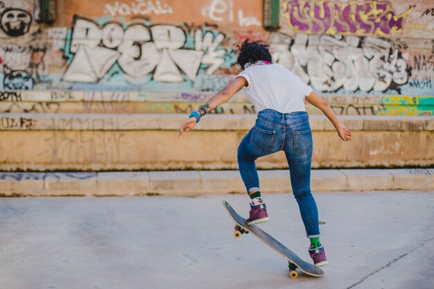 Девушка-брюнетка, катающаяся на скейтборде