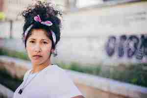 Free photo brunette girl wearing headband standing outside