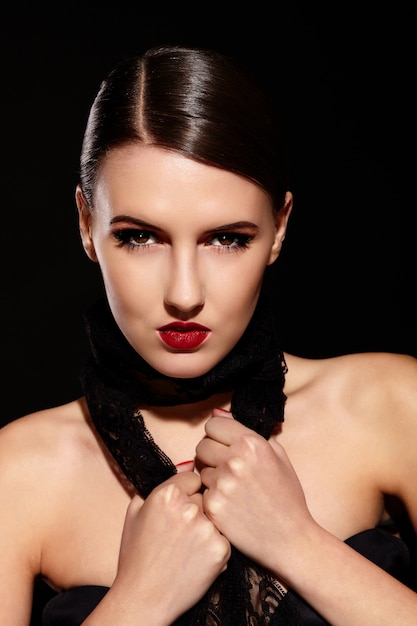 брюнетка девушка с ожерельем на черном