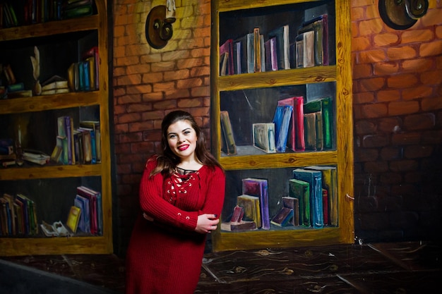 Free photo brunette plus size model against wall like library