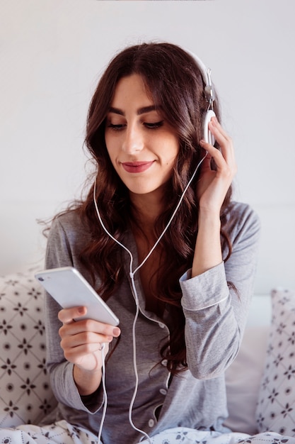 Free photo brunette with smartphone enjoying music