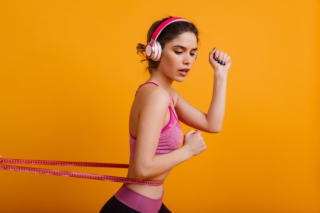 Free photo brunette woman dancing while doing zumba