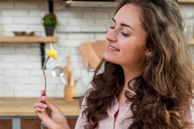 Foto gratuita donna castana che mangia un'insalata