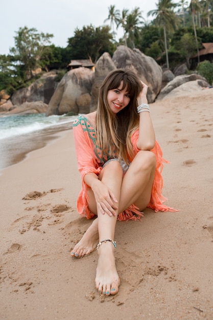 Free photo brunette woman enjoing vacations on tropical beach.