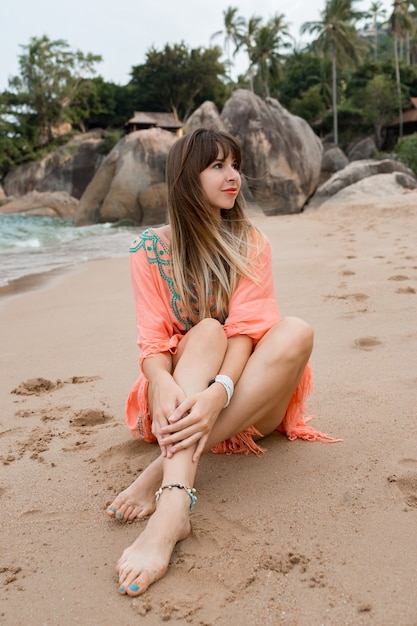 Free photo brunette woman enjoing vacations on tropical beach.