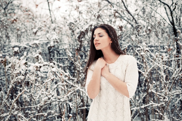 雪を楽しんでブルネットの女性