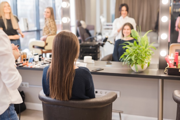 Foto gratuita donna castana che fa i suoi capelli fatti