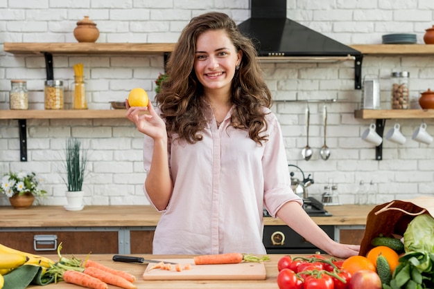 Donna castana in cucina