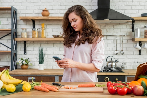 Donna castana in cucina