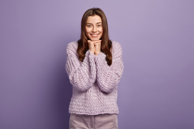 Брюнетка женщина в вязаном свитере