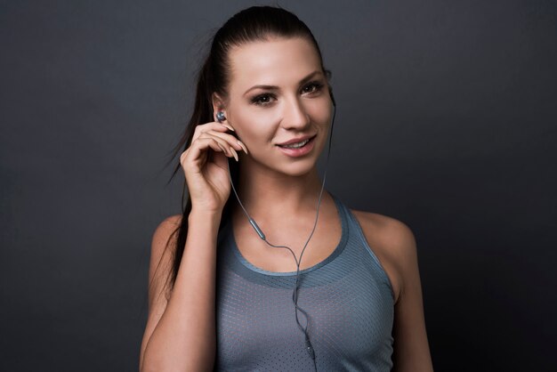 Brunette woman wearing sport clothes