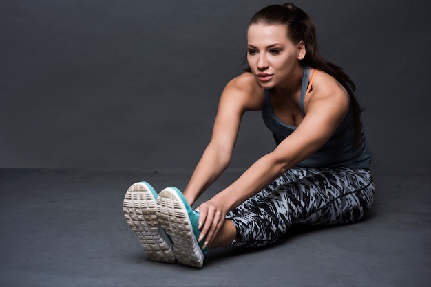 Foto gratuita donna castana che indossa abiti sportivi