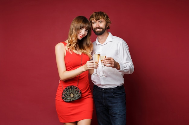 Free photo brunette woman with her husband holding glass of champagne