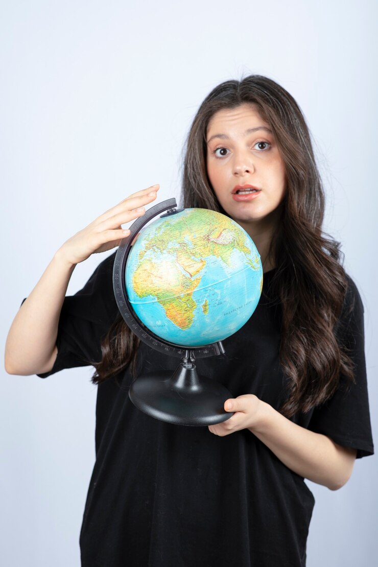 ฟรี Photo brunette woman with long hair holding world globe and posing . 