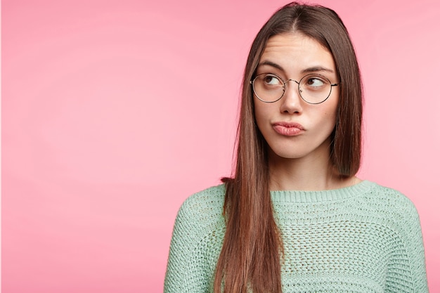 Foto gratuita donna castana con capelli lisci lunghi