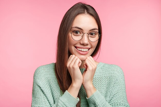 長いストレートの髪のブルネットの女性