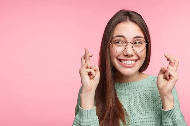 長いストレートの髪のブルネットの女性