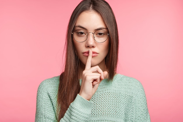 Free photo brunette woman with long straight hair